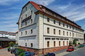 ein Gebäude an der Straßenseite in der Unterkunft Ankerhof Hotel in Halle an der Saale