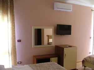 A television and/or entertainment centre at Hotel Dollari