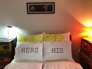 Ένα ή περισσότερα κρεβάτια σε δωμάτιο στο RELAX Cluj Apartment Terrace & City View