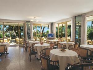 Reštaurácia alebo iné gastronomické zariadenie v ubytovaní Hotel Corallo