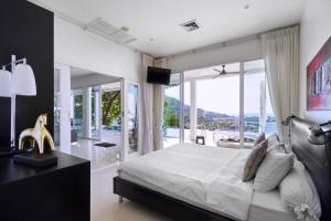 Villa Ginborn 5 bedroom Pool Villa with Sea View in Kata Beach tesisinde bir odada yatak veya yataklar
