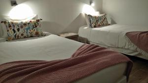 ヴィーラ・フランカ・ド・カンポにあるCasa da Coriscaの小さな部屋のベッド2台 2台付