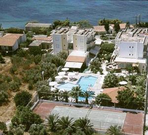uma vista aérea de um resort perto do oceano em Klonos Anna em Aegina Town
