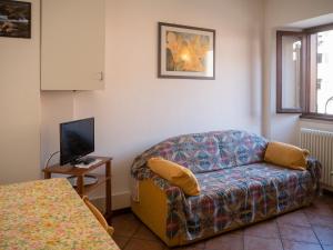 ein Wohnzimmer mit einem Sofa und einem TV in der Unterkunft Appartamenti Raineri in Domaso