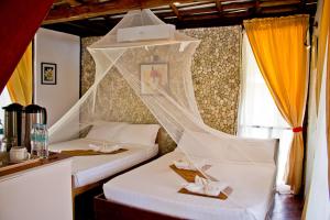 Ліжко або ліжка в номері Caluwayan Palm Island Resort & Restaurant