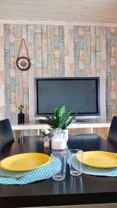 a table with two yellow plates and a television at Casa Urgueira in Pendilhe