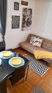 sala de estar con mesa y sofá en Casa Urgueira en Pendilhe