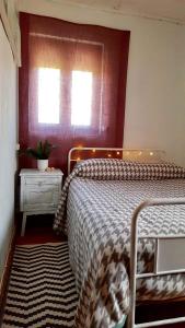 1 dormitorio con cama y ventana en Casa Urgueira, en Pendilhe