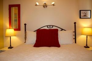 A bed or beds in a room at Mancos Inn