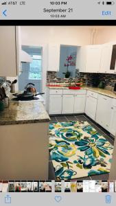 una cocina con una alfombra colorida en el suelo en comfort & charm in the johns hopkins uni en Baltimore