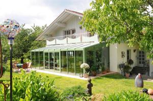 Taman di luar FH Kramheller
