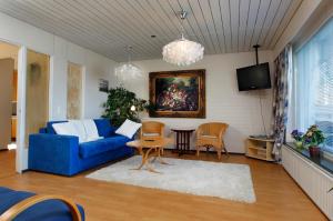 パリッカラにあるLaatokan Portti Apartmentsのリビングルーム(青いソファ、テーブル付)