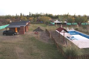 Una vista de la pileta en Cabañas Haras de Cuyo o alrededores