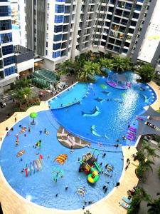 eine Aussicht über einen großen Wasserpark in einer Stadt in der Unterkunft Atlantis Residence Melaka in Malakka
