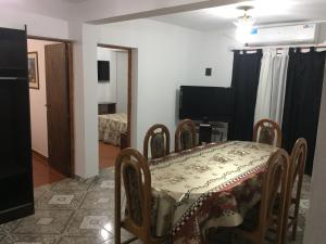 comedor con mesa y piano en Departamento Ciro, en San Salvador de Jujuy 4 fotos más