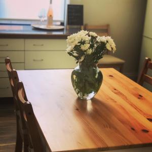 un jarrón de flores sentado sobre una mesa en Olive's Cottage, en Mount Gambier