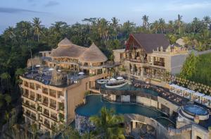 Bazén v ubytování The Kayon Jungle Resort nebo v jeho okolí
