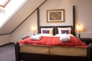 a bedroom with a large bed with a red blanket at Park-Hotel Hagenbeck in Hamburg