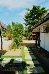 Garden sa labas ng Shim Beach Resort