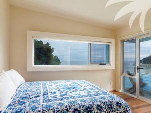 1 dormitorio con cama y ventana grande en Cair Paravel at Seal Rocks, en Seal Rocks
