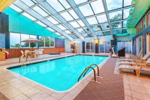 una gran piscina con techo de cristal en Days Inn by Wyndham Scranton PA, en Dickson City