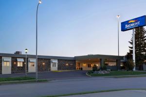 a building with a sign in front of it at Baymont by Wyndham Mandan Bismarck Area in Mandan