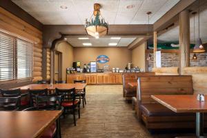 A restaurant or other place to eat at Baymont by Wyndham Mandan Bismarck Area