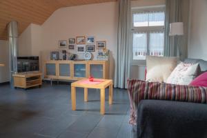 ein Wohnzimmer mit einem Sofa und einem Tisch in der Unterkunft Ferienwohnung Napf-Chäsi in Luthern