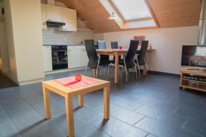 a kitchen with a table and chairs in a room at Ferienwohnung Napf-Chäsi in Luthern