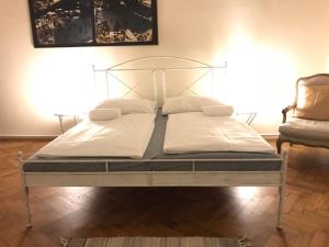 Säng eller sängar i ett rum på Old Town Exclusive Apartment