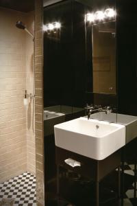 ห้องน้ำของ Hotel MANI by AMANO