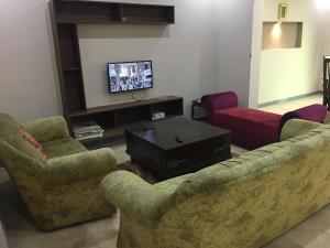 พื้นที่นั่งเล่นของ Spacious Apartment in Johar Town