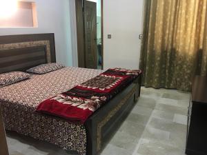 เตียงในห้องที่ Spacious Apartment in Johar Town