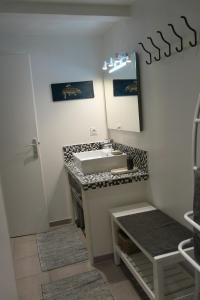 a bathroom with a sink and a mirror at Blue Ocean in Moliets-et-Maa