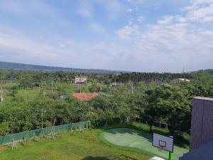 eine Aussicht auf ein Putting Green mit einem Basketballkorb in der Unterkunft Ta Li Wen B&B in Zhushan