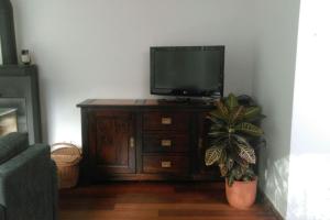 TV/Unterhaltungsangebot in der Unterkunft Quiet, spacious and family-friendly top-floor apartment, 100m2, 2 bedrooms, garden view