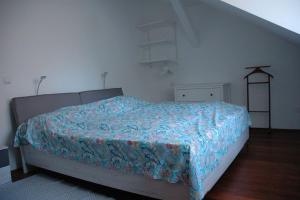 Ein Bett oder Betten in einem Zimmer der Unterkunft Quiet, spacious and family-friendly top-floor apartment, 100m2, 2 bedrooms, garden view