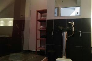 Ein Badezimmer in der Unterkunft Quiet, spacious and family-friendly top-floor apartment, 100m2, 2 bedrooms, garden view