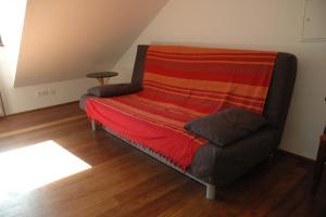 Ein Sitzbereich in der Unterkunft Quiet, spacious and family-friendly top-floor apartment, 100m2, 2 bedrooms, garden view
