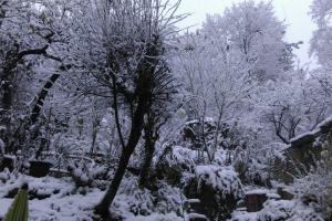 Quiet, spacious and family-friendly top-floor apartment, 100m2, 2 bedrooms, garden view im Winter