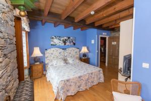 A bed or beds in a room at Hotel Rural Casa Xusto