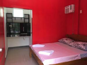 Postel nebo postele na pokoji v ubytování Panglao Rainbow Inn