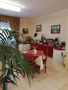 a dining room with a table and a kitchen at Villa Hotel Del Sole in Chiusi