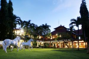 una estatua de dos caballos delante de una casa en Bali Bungalo Hotel, en Kuta