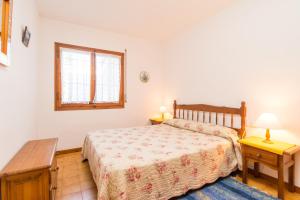 1 dormitorio con cama y ventana en K-2 CALELLA DE PALAFRUGELL, 4 PaX, en Calella de Palafrugell