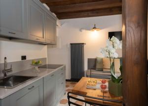 Kuchyň nebo kuchyňský kout v ubytování Agriturismo Ca Du Briccu