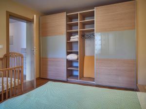 um quarto para bebés com um armário e um berço em APARTMAN BRODIŠČE em Vinica