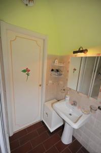 y baño con lavabo blanco y espejo. en Residenza Bove Incoronato, en Bovino