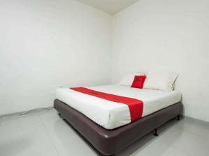 Cama o camas de una habitación en RedDoorz @ Panglima Sudirman