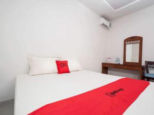 Cama o camas de una habitación en RedDoorz @ Panglima Sudirman